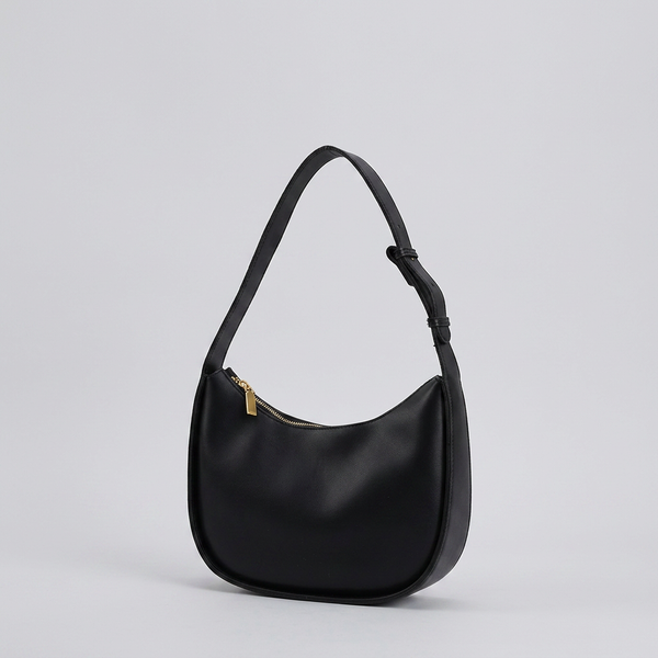 Viora | Shoulder Bag - Plus size model