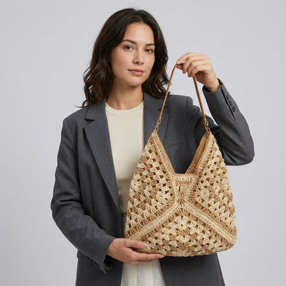 Blana | Tote Bag - Plus size model
