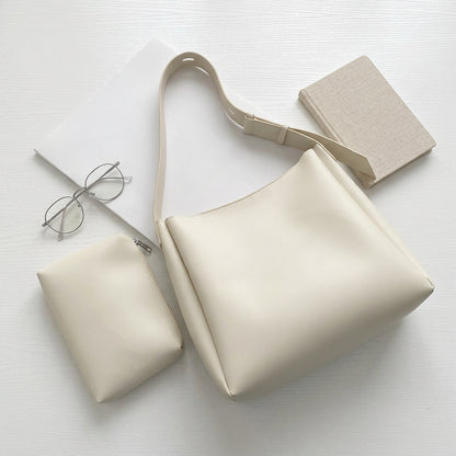 Maud | Hobo Bag - Plus size model