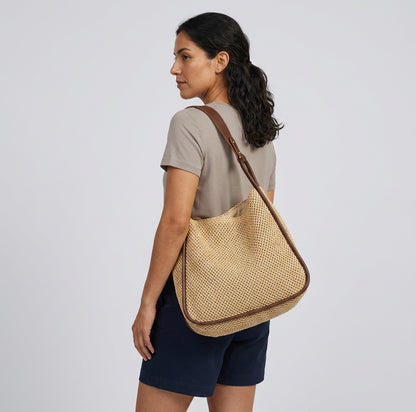 Banna | Tote Bag - Plus size model