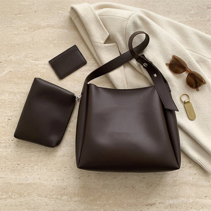 Maud | Hobo Bag - Plus size model