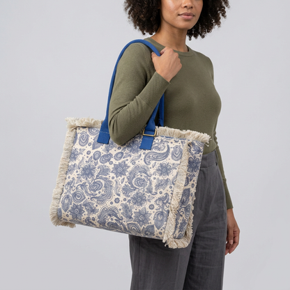 Flora | Tote Bag - Plus size model