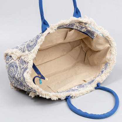 Flora | Tote Bag - Plus size model
