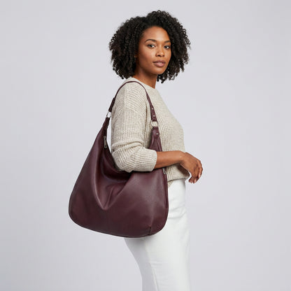 Ohana | Hobo Bag - Plus size model