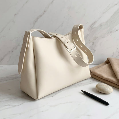Maud | Hobo Bag - Plus size model