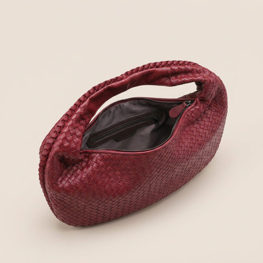 Palma | Hobo Bag - Plus size model