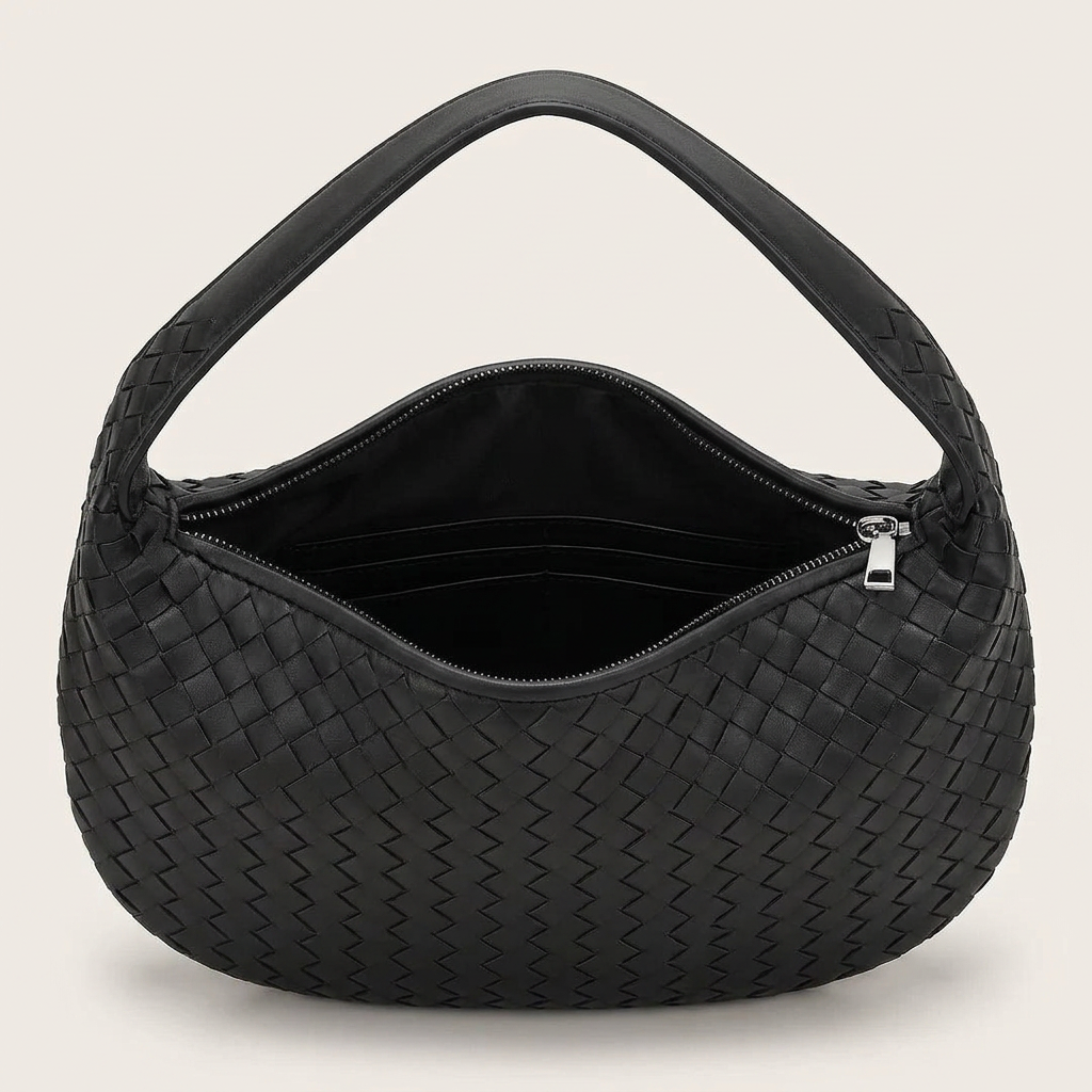 Palma | Hobo Bag - Plus size model
