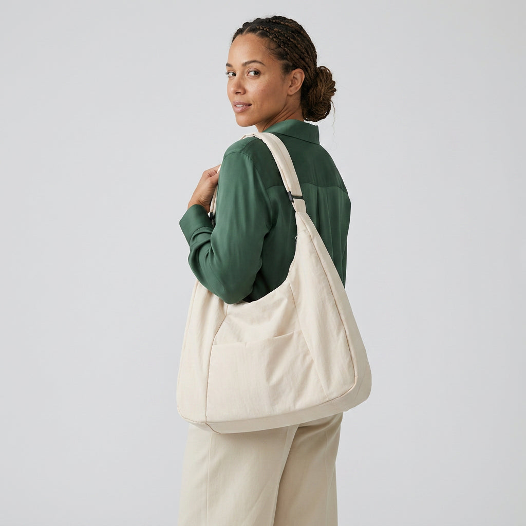 Dayah | Tote Bag - Plus size model