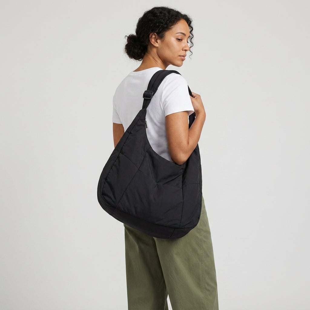 Dayah | Tote Bag - Plus size model