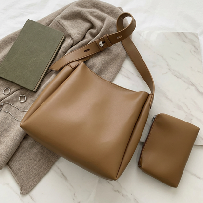 Maud | Hobo Bag - Plus size model
