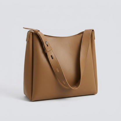 Maud | Hobo Bag - Plus size model