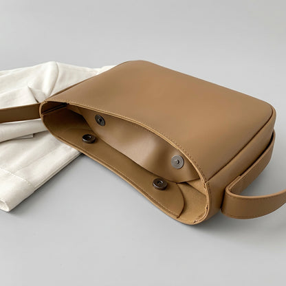 Maud | Hobo Bag - Plus size model