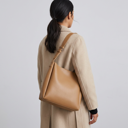 Maud | Hobo Bag - Plus size model