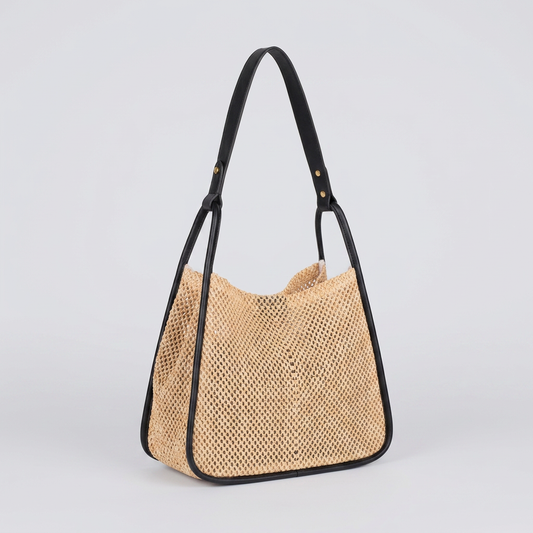 Banna | Tote Bag - Plus size model