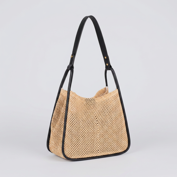 Banna | Tote Bag - Plus size model