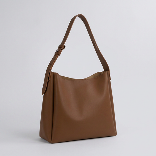 Maud | Hobo Bag - Plus size model