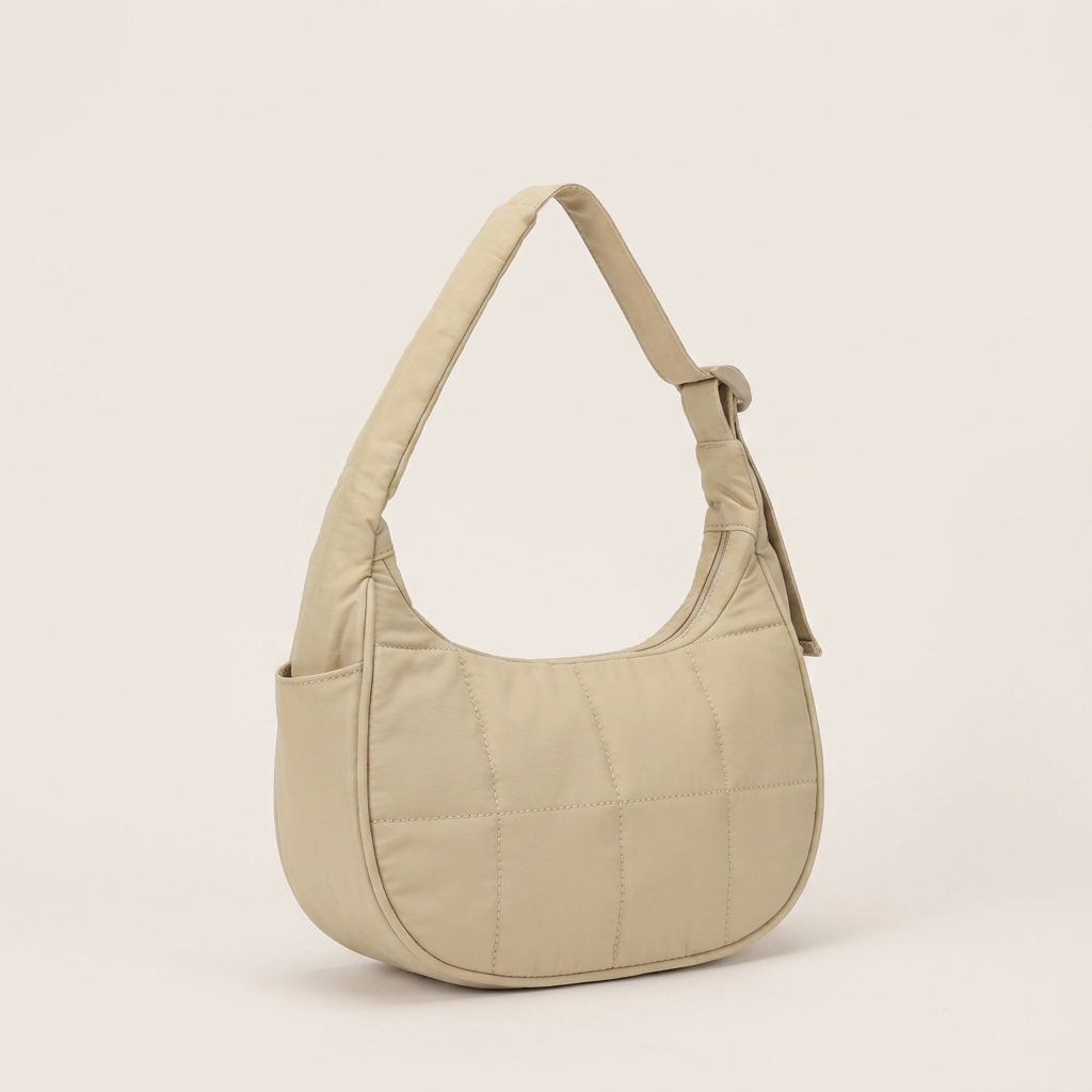 Mira | Shoulder Bag - Plus size model