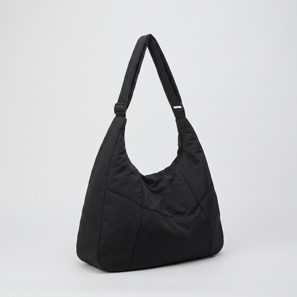 Dayah | Tote Bag - Plus size model