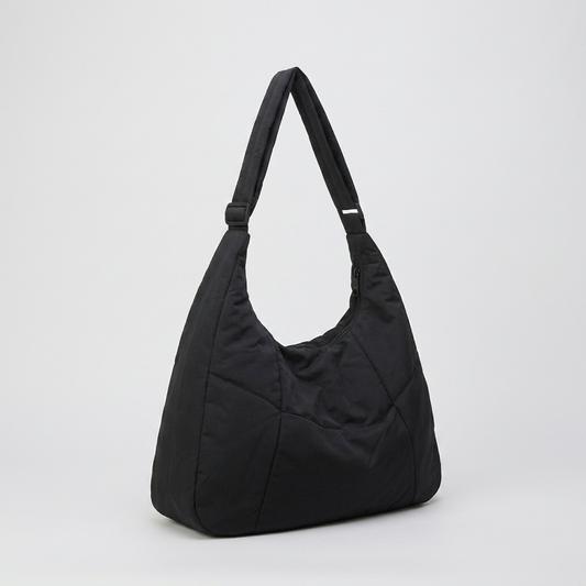 Dayah | Tote Bag - Plus size model