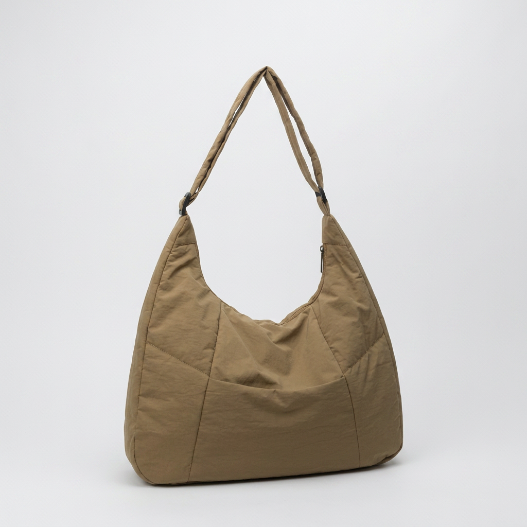 Dayah | Tote Bag - Plus size model