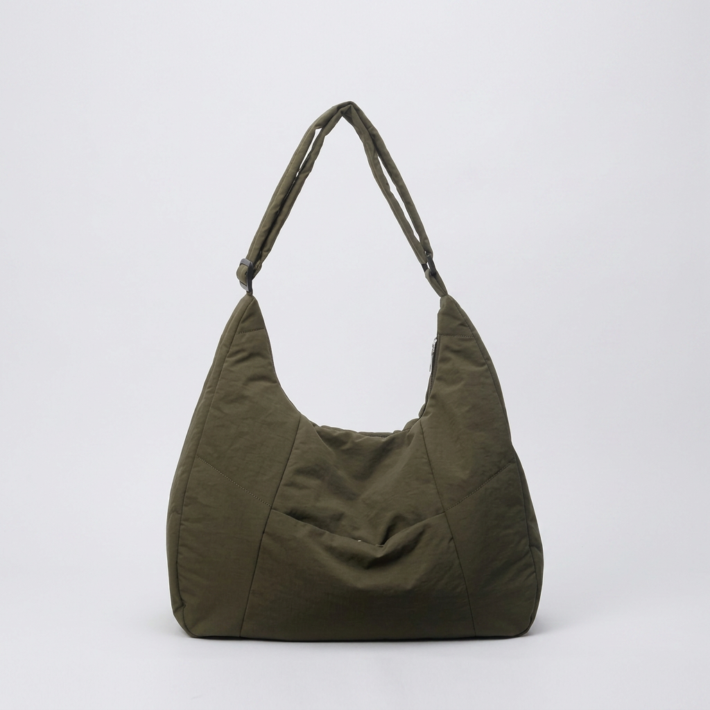 Dayah | Tote Bag - Plus size model