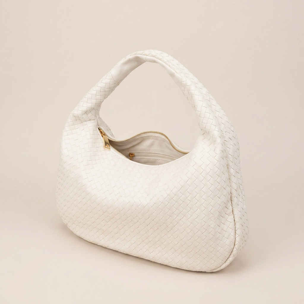 Palma | Hobo Bag - Plus size model