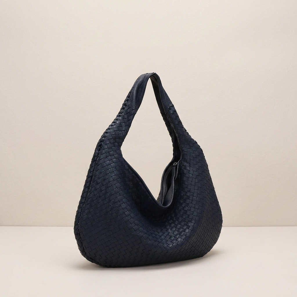 Palma | Hobo Bag - Plus size model