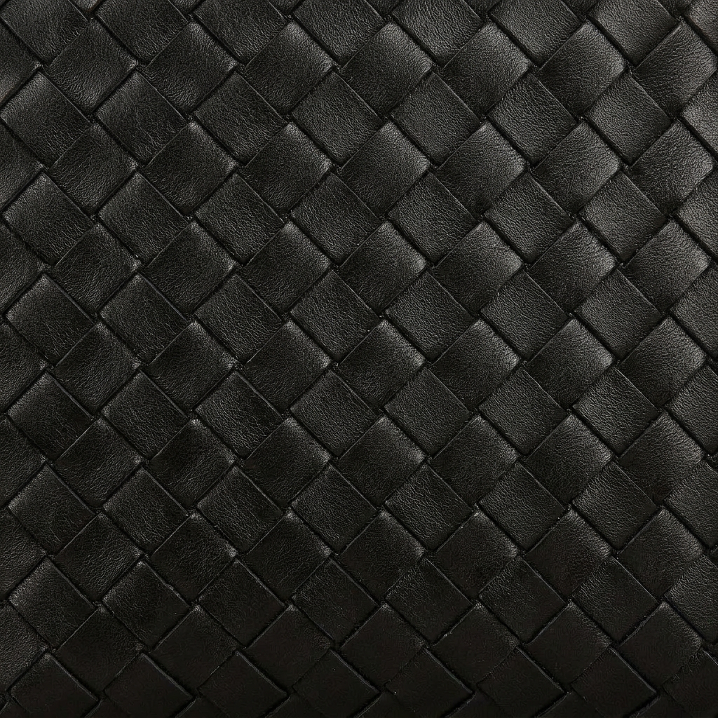 Amara Woven Bag - Plus size model
