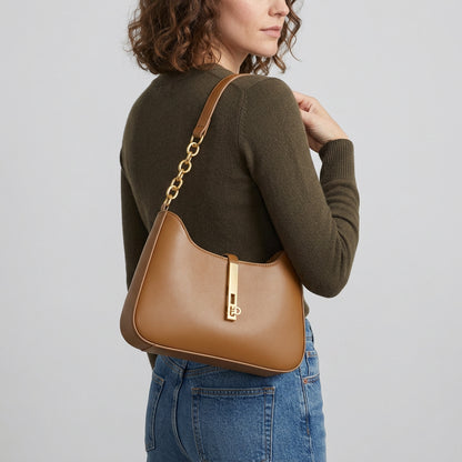 Allia | Shoulder Bag - Plus size model
