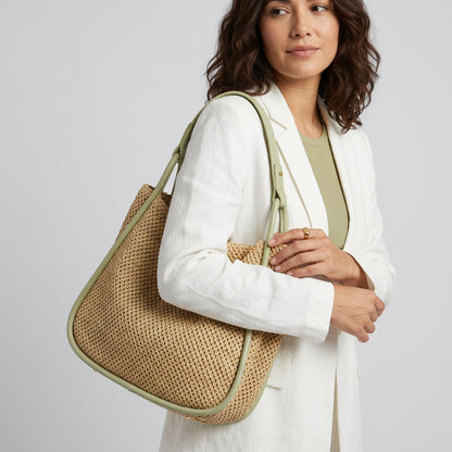 Banna | Tote Bag - Plus size model