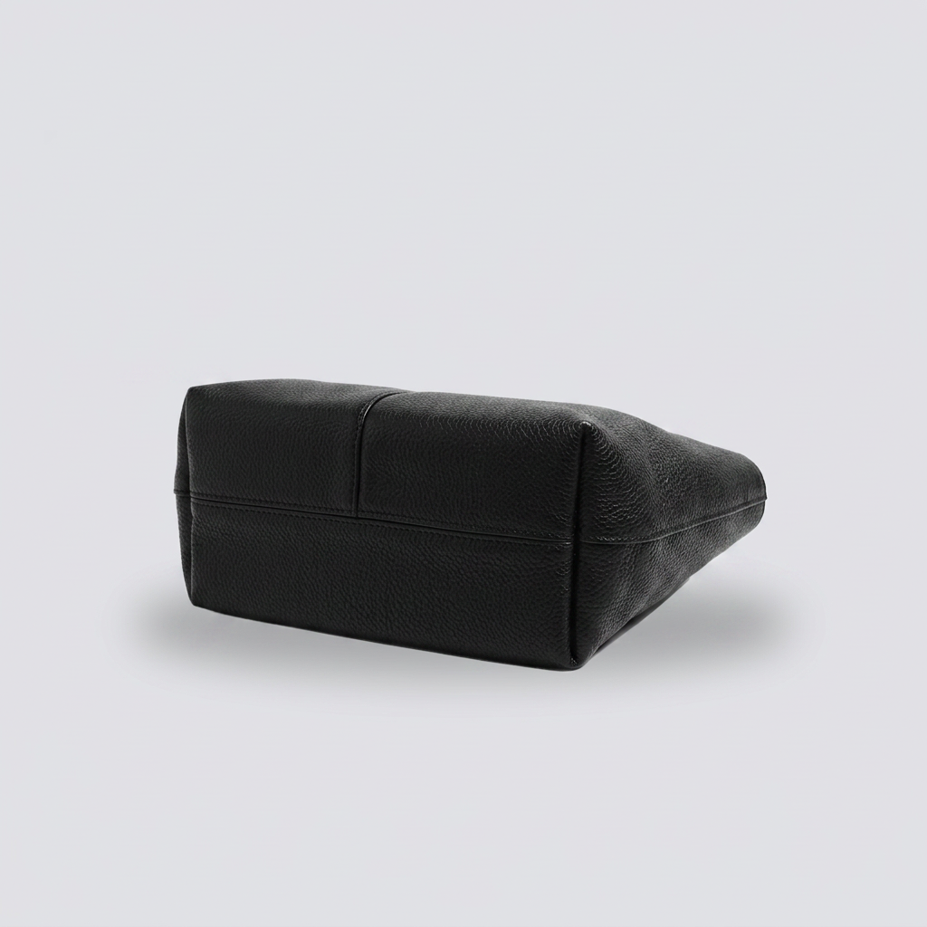 Lima | Shoulder Bag - Plus size model