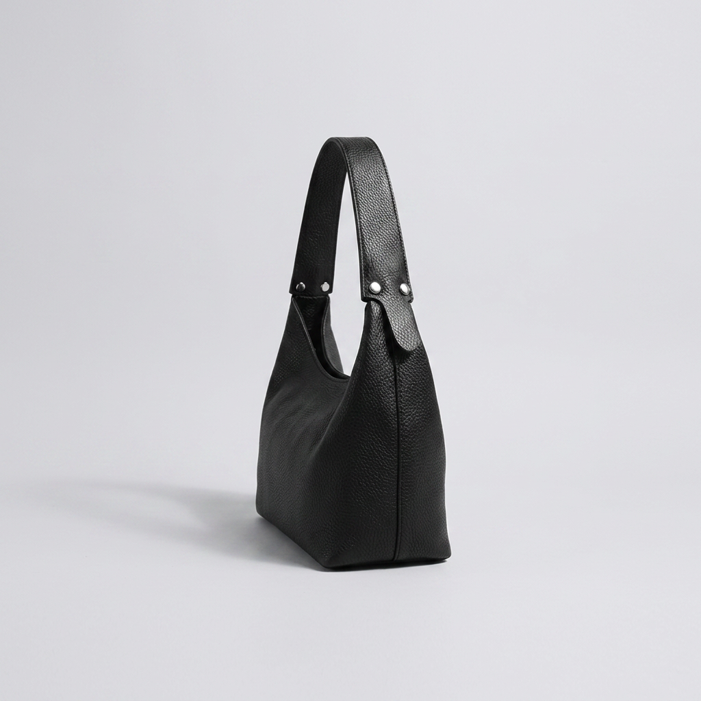 Lima | Shoulder Bag - Plus size model