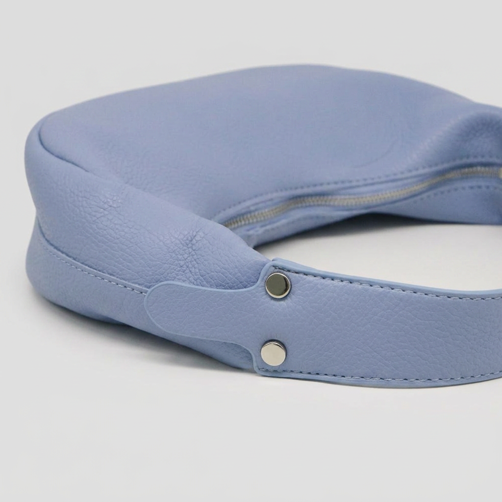 Lima | Shoulder Bag - Plus size model