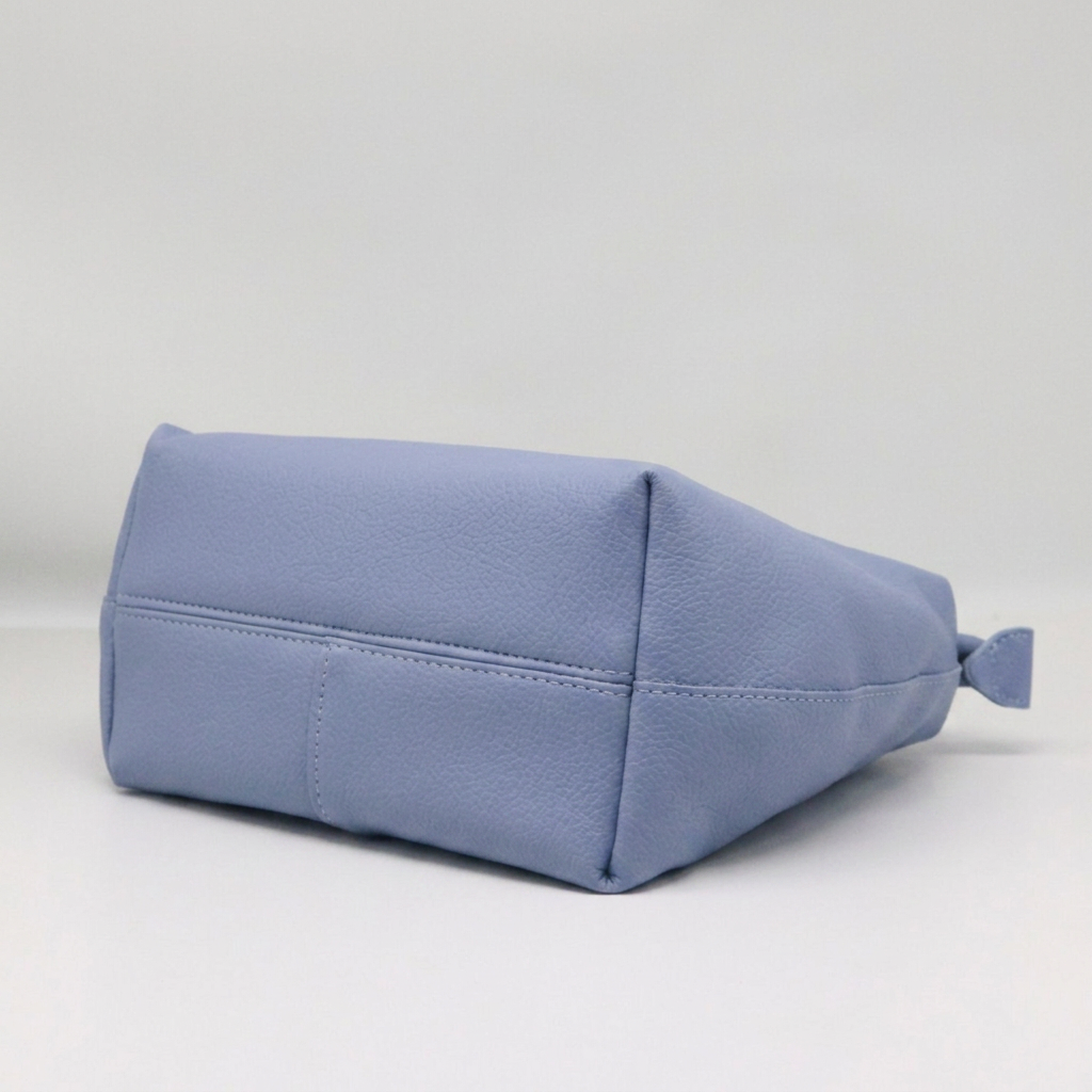 Lima | Shoulder Bag - Plus size model